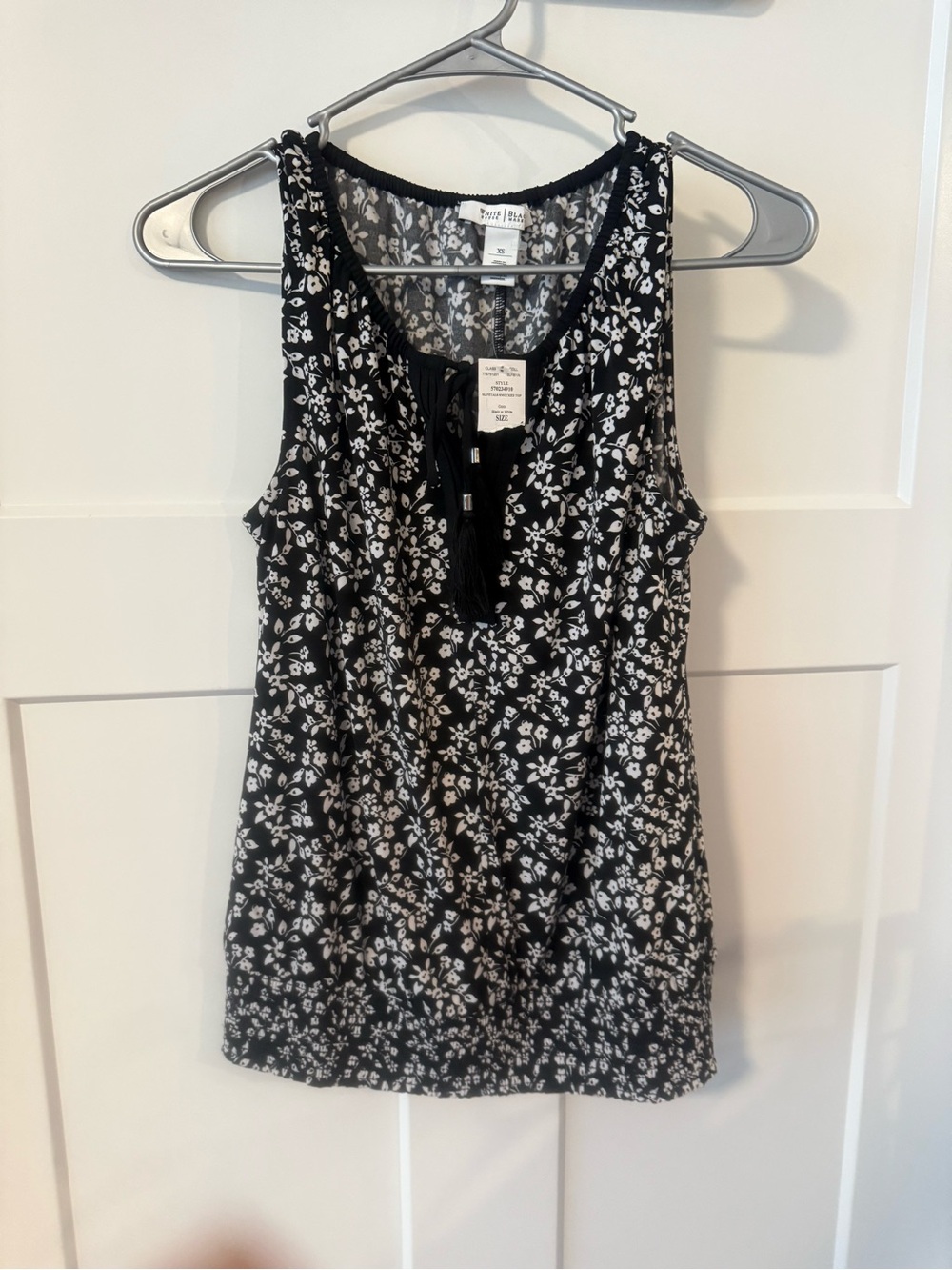 White House black market Black & White Floral Tank Top NWT size XS